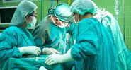 Fotografia meramente ilustrativa de médicos realizando cirurgia - Divulgação/Pixabay/ sasint