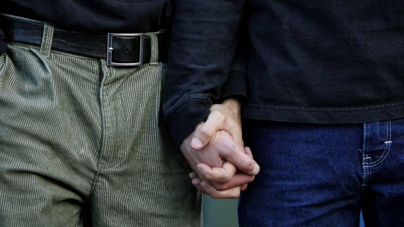 Um casal fica de mãos dadas - Getty Images