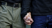 Um casal fica de mãos dadas - Getty Images