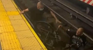 Homem não identificado salva cadeirante - Divulgação/Twitter/@SubwayCreatures