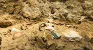 Fotografia mostrando local da escavação com alguns dos objetos ainda parcialmente soterrados - Divulgação / Autoridade de Antiguidades de Israel