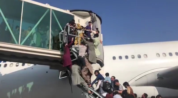 Pessoas desesperadas tentam entrar em um avião - Divulgação/Vídeo