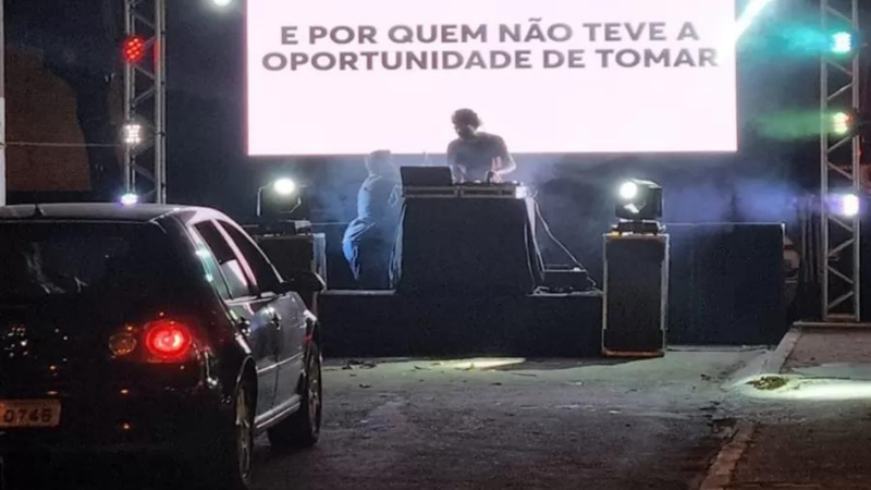 DJ toca músca enquanto jovens se vacinam em drive-thru, em Assis - Divulgação/Prefeitura de Assis