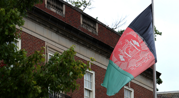 Bandeira do Afeganistão à frente da embaixada afegã nos EUA - Getty Images