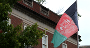 Bandeira do Afeganistão à frente da embaixada afegã nos EUA - Getty Images