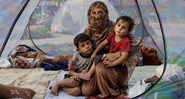 Mulher afegã com seus filhos em Cabul (imagem meramente ilustrativa) - Getty Images