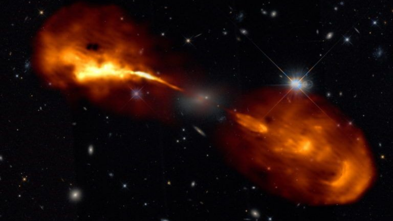 Galáxia Hércules A - Divulgação/R. Timmerman; LOFAR &amp; Hubble Space Telescope