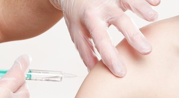 Fotografia meramente ilustrativa de vacina sendo aplicada - Divulgação/ Pixabay / whitesession