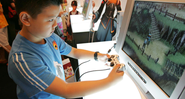Criança chinesa joga videogame - Getty Images