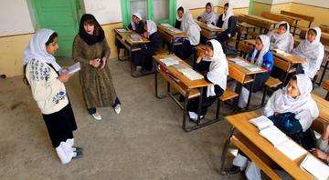 Imagem ilustrativa de meninas em sala de aula no Afeganistão - Getty Images