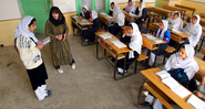 Imagem ilustrativa de meninas em sala de aula no Afeganistão - Getty Images