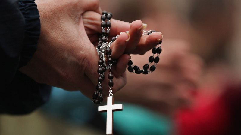 Católico segura terço - Getty Images
