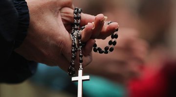Católico segura terço - Getty Images