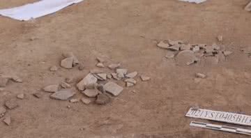 Fragmentos encontrados durante escavação - Divulgação / China Xinhua News