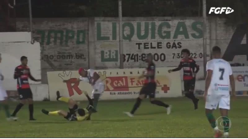 Momento em que o árbitro é agredido pelo jogador - Divulgação / TV Globo