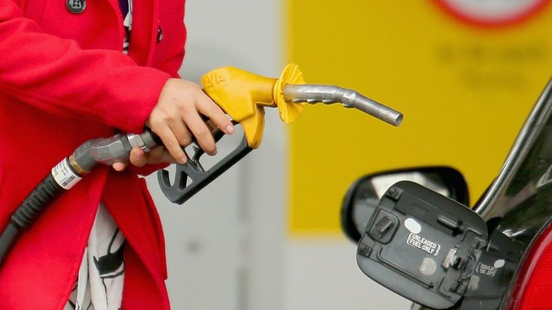 Na imagem, frentista de posto de gasolina abastece veículo - Getty Images