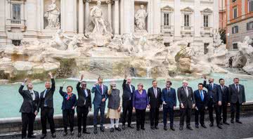 Líderes mundiais jogam moedas na famosa Fontana di Trevi - Getty Images