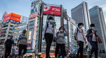 Na imagem, pessoas caminham pelas ruas de Tóquio - Getty Images