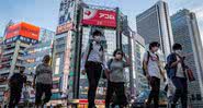 Na imagem, pessoas caminham pelas ruas de Tóquio - Getty Images
