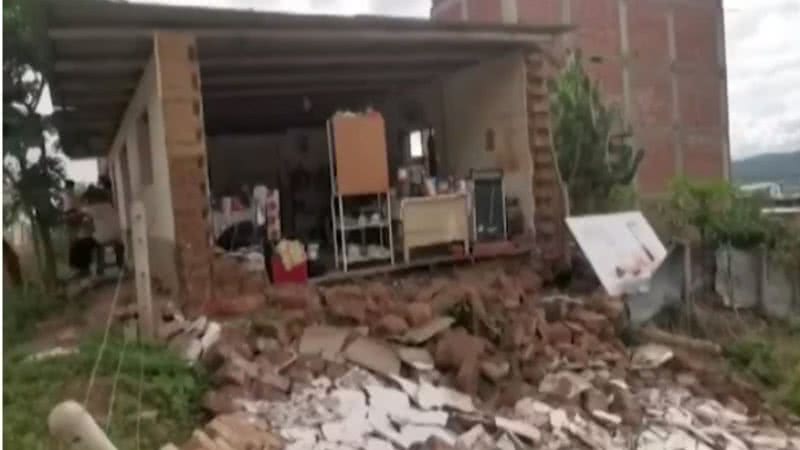 Casas ficaram destruídas após o terremoto