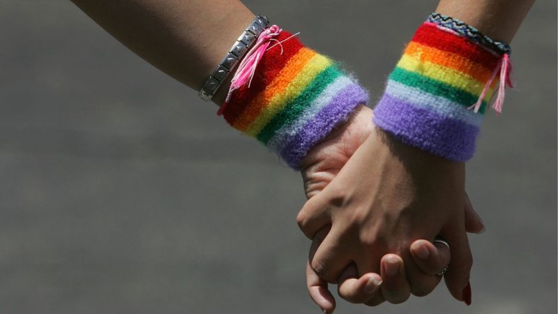 Na imagem, casal do mesmo sexo dá as mãos
