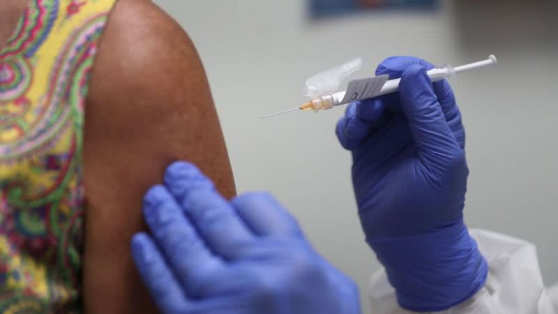 Profissional de saúde vacina paciente - Getty Images