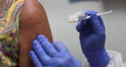 Profissional de saúde vacina paciente - Getty Images