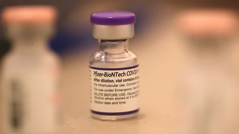 Frasco de imunizante produzido pela Pfizer/BioNTech - Getty Images