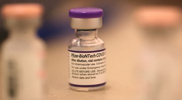 Frasco de imunizante produzido pela Pfizer/BioNTech - Getty Images