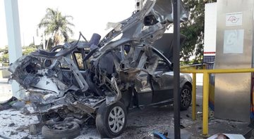 O veículo ficou completamente destruído - Divulgação / G1