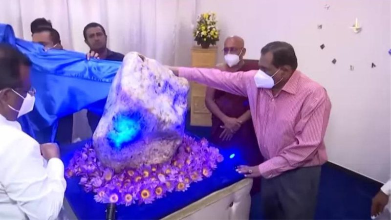 A 'maior safira do mundo' - Divulgação / Youtube / Reuters