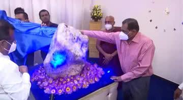 A 'maior safira do mundo' - Divulgação / Youtube / Reuters