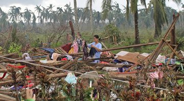 Mulher em meio aos destroços de sua casa - Divulgação / Guarda Costeira das Filipinas (PCG)