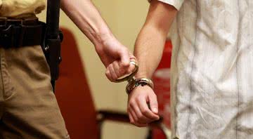 Policial acompanha prisioneiro - Getty Images