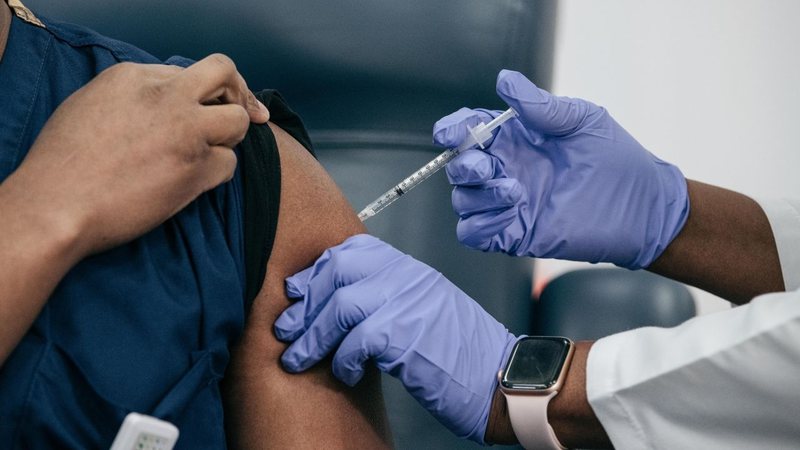 Paciente recebe dose da vacina