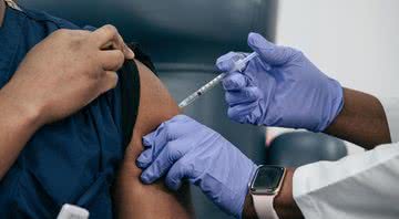 Paciente recebe dose da vacina - Getty Images