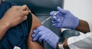 Paciente recebe dose da vacina - Getty Images