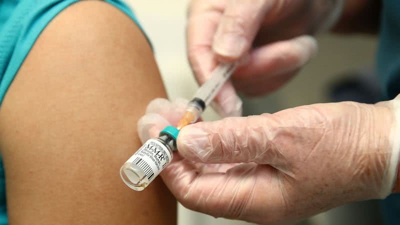 Pessoa recebe imunizante contra a Covid-19 - Getty Images