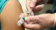 Pessoa recebe imunizante contra a Covid-19 - Getty Images