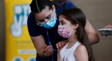 Criança recebe imunizante contra a Covid-19 - Getty Images
