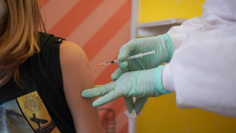 Criança é vacinada na Alemanha