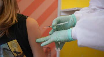 Criança é vacinada na Alemanha - Getty Images