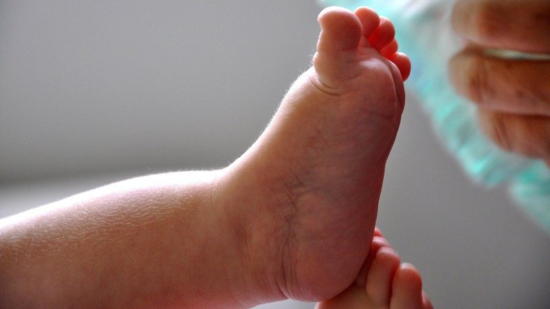 Imagem ilustrativa dos pés de um bebê - Imagem de kaosnoff via Pixabay