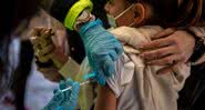 Criança é imunizada contra a Covid-19 - Getty Images