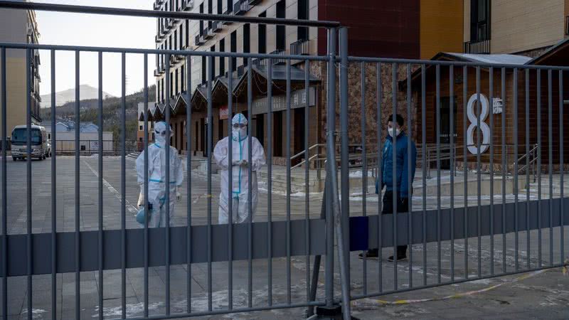 Profissionais da saúde em área restrita de cidade chinesa - Getty Images