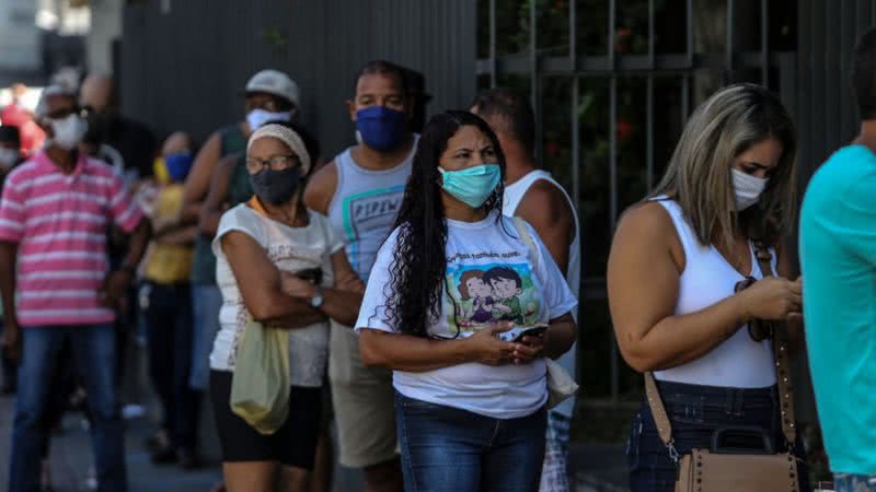 Pessoas em fila no Rio de Janeiro - Getty Images