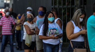 Pessoas em fila no Rio de Janeiro - Getty Images
