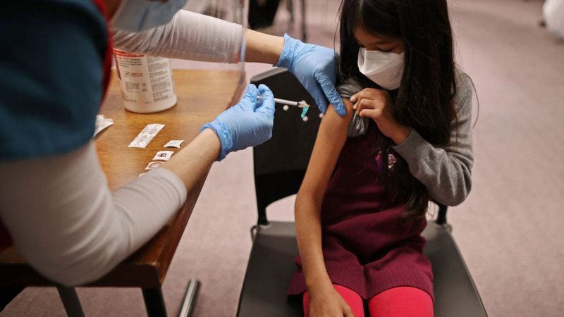 Criança recebe imunizante contra a Covid-19, Nos EUA