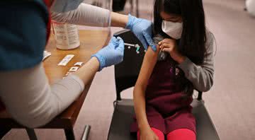 Criança recebe imunizante contra a Covid-19, Nos EUA - Getty Images