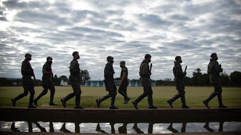 Membros do Exército caminham no Palácio da Alvorada